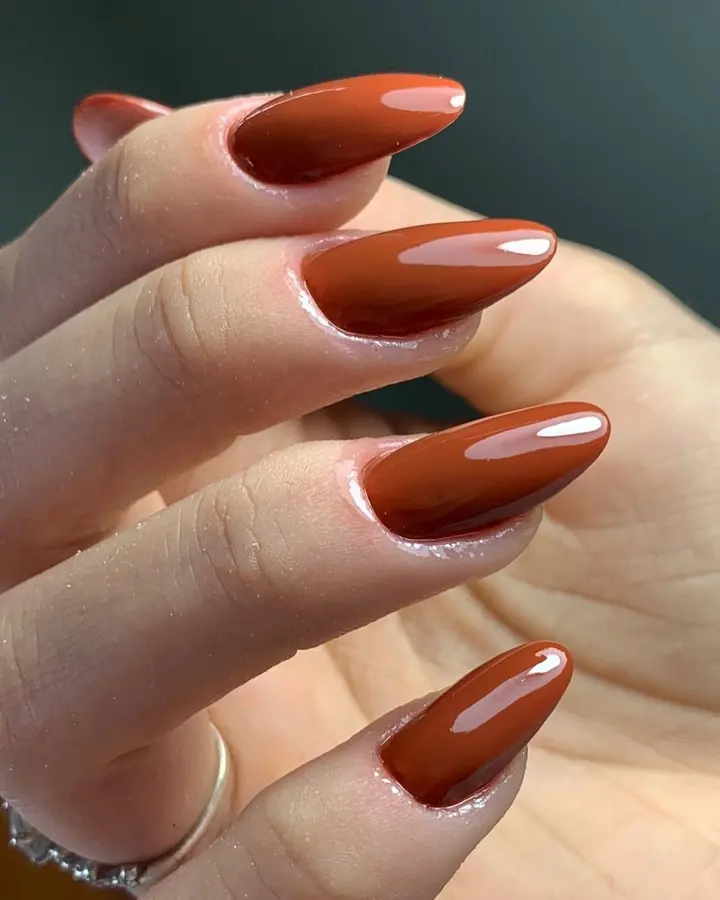 Unhas alongadas em tom terracota